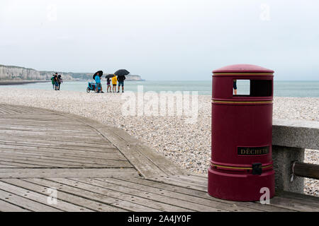 Fecamp, Seine-Maritime/Frankreich - 14. August 2019: Touristen stehen auf dem felsigen Strand in Fécamp an der Alabasterküste in der Normandie Stockfoto