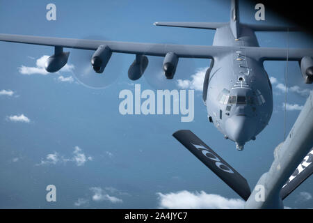 Ein MC-130J Commando II zugeordnet, um die 352 d Special Operations Wing, RAF Mildenhall, England bereitet Kraftstoff aus einer KC-135 Stratotanker aus der 100 Luftbetankung Flügel, RAF Mildenhall, England, Okt. 10, 2019 erhalten. Der MC-130J Mannschaften Verhalten single oder multi-Schiff Infiltration und Exfiltration, und Nachschub von Special Operations Forces über Airdrop und Luft land Operationen und lange leiten - Bereich Tanken von Special Operations Forces Vermögenswerte. (U.S. Air Force Foto von Tech. Sgt. Emerson Nuñez). Stockfoto