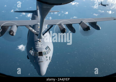 Ein MC-130J Commando II des 352 d Special Operations Wing, RAF Mildenhall, England zugewiesen erhält Kraftstoff aus einer KC-135 Stratotanker aus der 100 Luftbetankung Flügel, RAF Mildenhall, England, Okt. 10, 2019. Die blutigen Hundertstel der unübertroffene Luft tanken in Europa und Afrika. (U.S. Air Force Foto von Tech. Sgt. Emerson Nuñez). Stockfoto