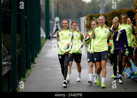 Von Manchester City Caroline Weir (links) und Gemma Bonner (Mitte) während des Trainings im City Football Academy, Manchester. Stockfoto