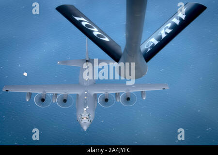 Ein MC-130J Commando II des 352 d Special Operations Wing, RAF Mildenhall, England zugeordnet schält sie nach Erhalt Kraftstoff aus einer KC-135 Stratotanker aus der 100 Luftbetankung Flügel, RAF Mildenhall, England, Okt. 10, 2019. Der MC-130J Mannschaften Verhalten single oder multi-Schiff Infiltration und Exfiltration, und Nachschub von Special Operations Forces über Airdrop und Luft land Operationen und lange leiten - Bereich Tanken von Special Operations Forces Vermögenswerte. (U.S. Air Force Foto von Tech. Sgt. Emerson Nuñez). Stockfoto