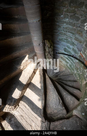 Ludlow Castle, Shropshire, England. Wendeltreppe in einem der Türme. Stockfoto