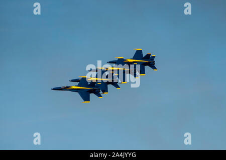 191012-N-RP 442-0463 SAN FRANCISCO (Okt. 2010) 12, 2019) - die Navy Flight Demonstration Squadron, der "Blaue Engel", die Funktionen der F/A-18 Hornet an der 2019 San Francisco Fleet Week (SFFW) Air Show zeigen. SFFW ist eine Gelegenheit für die amerikanische Öffentlichkeit die Navy, Marine Corps und Küstenwache Teams zu treffen und America's Meer Dienstleistungen Erfahrung. Während der Fleet Week, service Mitglieder beteiligen sich an verschiedenen gemeinschaftlichen Service Veranstaltungen, Showcase Funktionen und Geräten für die Gemeinschaft, und die Gastfreundschaft von San Francisco und die Umgebung genießen. (U.S. Marine Foto von Masse Communi Stockfoto