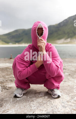 Porträt der jungen Frau am Fluss, Gesicht Stockfoto