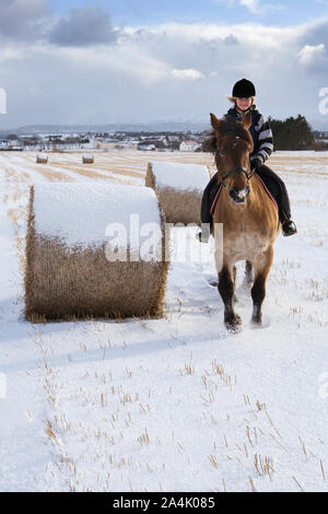 Mädchen reiten in Vigra Stockfoto