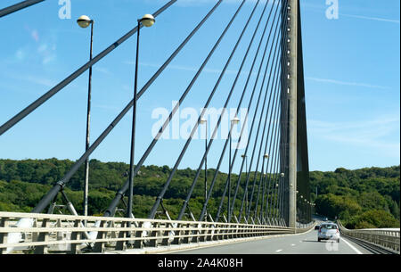 Le Relecq-Kerhuon herum, Finistere/Frankreich - 22. August 2019: Urlaub Verkehr während der Sommerferien auf der Pont de l'Iroise Brücke in der Nähe von Brest in der Bretagne Stockfoto