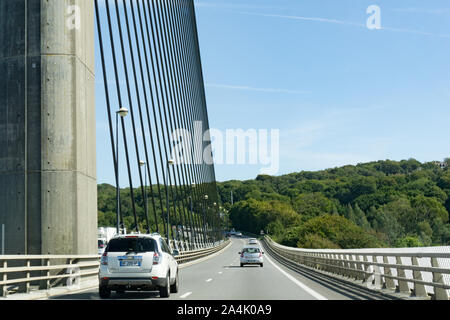 Le Relecq-Kerhuon herum, Finistere/Frankreich - 22. August 2019: Urlaub Verkehr während der Sommerferien auf der Pont de l'Iroise Brücke in der Nähe von Brest in der Bretagne Stockfoto