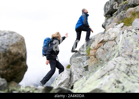 Paar Wandern auf Rock Mountain Stockfoto