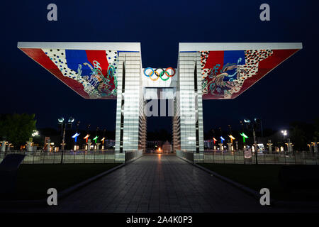 Seoul Korea, 20. September 2019: Nachtansicht der Olympischen Spiele in Seoul mit der Welt den Frieden Tor, das im Sommer 1988 Olympischen Spiele in Gedenken. Stockfoto