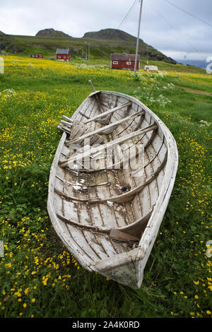 Verlassene Boot in der Wiese. Kongsfjord Veines,, Norwegen Stockfoto