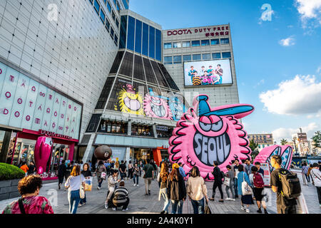 Seoul Korea, 23. September 2019: Doota Shopping mall Außenansicht mit Menschen und Stadt Seoul anmelden Dongdaemun Markt Seoul, Südkorea Stockfoto