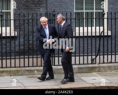 London, Großbritannien. 15 Okt, 2019. Der britische Premierminister, Boris Johnson trifft NATO-Generalsekretär, Jens Stoltenberg für Gespräche in Downing Street 10. Credit: Tommy London/Alamy leben Nachrichten Stockfoto