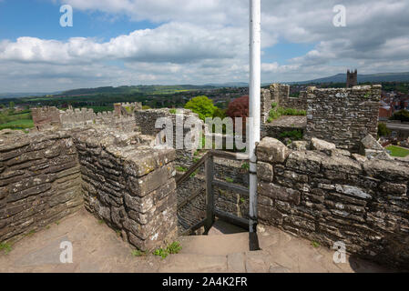 Ludlow Castle, Shropshire, England. Attika am Großen Turm mit Aussicht auf die umliegende Landschaft. Stockfoto