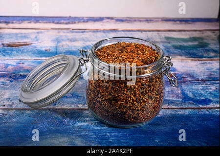 Duftende Gewürze im Glas mit einem Deckel und einem Metall zu sperren. Nahaufnahme Stockfoto