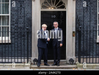 London, Großbritannien. 15 Okt, 2019. Der britische Premierminister, Boris Johnson trifft NATO-Generalsekretär, Jens Stoltenberg für Gespräche in Downing Street 10. Credit: Tommy London/Alamy leben Nachrichten Stockfoto