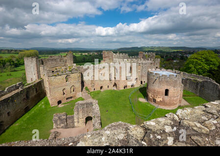 Ludlow Castle, Shropshire, England. Blick vom Großen Turm der inneren Bailey. Stockfoto