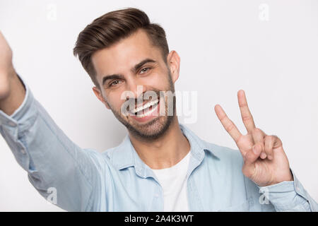 Lächelnd kaukasischen Mann, selfie auf Minianwendung Stockfoto