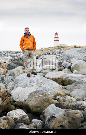 Mann in orange Jacke, Alnes bei Godoy Stockfoto