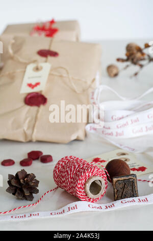 Schöne selbstgemachte Geschenke verpackt - Weihnachtsgeschenk - Bänder Stockfoto