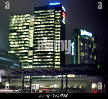 Die Innenstadt von Oslo in der Nacht. Hauptbahnhof von Oslo. PostHuset Office Block. Radisson SAS Plaza Hotel. Stockfoto