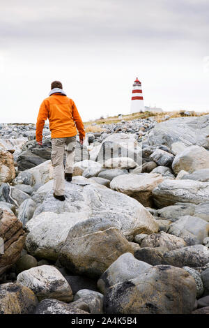 Mann in orange Jacke, Alnes bei Godoy Stockfoto