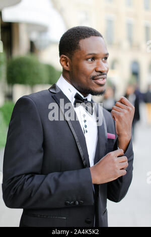 Afro-amerikanische stattlicher Mann mit Anzug und lächelnd. Stockfoto
