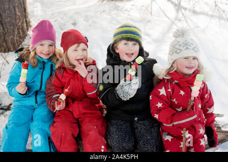 Gruppe von Kindern essen Dessert kebab Stockfoto