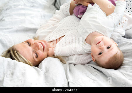 Mutter und Baby im Bett Stockfoto