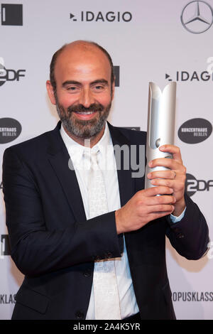 Berlin, Deutschland. 13 Okt, 2019. Kinan AZMEH, Musiker, Klarinettist, Kategorie Konzerteinspielung (Klarinette) präsentiert seinen Preis, Preisverleihung des Opus-Klassik 2019 von der Vereinigung für die Förderung der klassischen Musik eV und das ZDF, im Konzerthaus Berlin am 13.10.2019. | Verwendung der weltweiten Kredit: dpa/Alamy leben Nachrichten Stockfoto