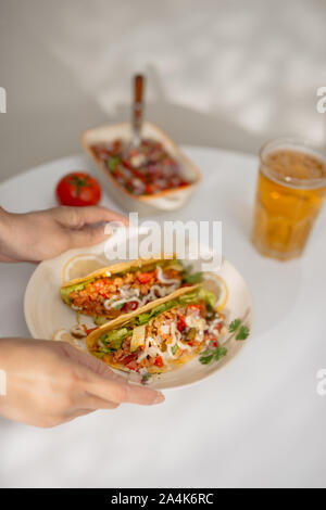 Authentische mexikanische Tacos mit Bier. Mexikanische Tacos mit Hackfleisch, Fleisch, Bohnen, Zwiebeln und Salsa Stockfoto