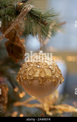 Weihnachtskugeln am Baum Stockfoto
