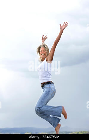 Frau 41 Jahre ausgestreckten Arme, die/up-Fitness Stockfoto