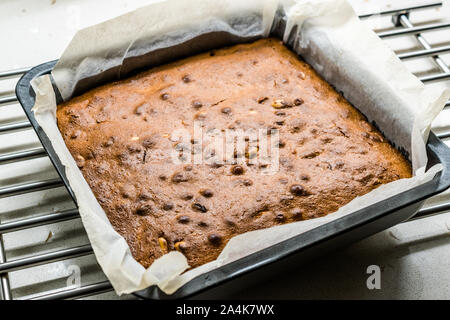 Blondie Brownie mit Erdnussbutter, weiße Schokolade und gerösteten Erdnüssen. Hausgemachte Kuchen Dessert/Blond Brownie Stücke. Hausgemachte Kuchen und Dessert. Stockfoto