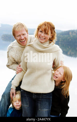 Familie am See in Norwegen Stockfoto