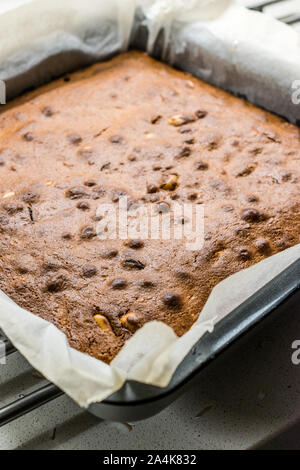 Blondie Brownie mit Erdnussbutter, weiße Schokolade und gerösteten Erdnüssen. Hausgemachte Kuchen Dessert/Blond Brownie Stücke. Hausgemachte Kuchen und Dessert. Stockfoto