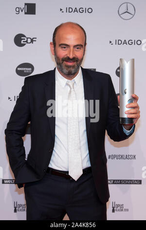 Berlin, Deutschland. 13 Okt, 2019. Kinan AZMEH, Musiker, Klarinettist, Kategorie Konzerteinspielung (Klarinette) präsentiert seinen Preis, Preisverleihung des Opus-Klassik 2019 von der Vereinigung für die Förderung der klassischen Musik eV und das ZDF, im Konzerthaus Berlin am 13.10.2019. | Verwendung der weltweiten Kredit: dpa/Alamy leben Nachrichten Stockfoto