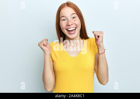 Junge schöne Frau ist glücklich, als sie von ihrem Kollege abgeschlossen hat, Frau, die in der Lotterie gewonnen hat. nach oben Porträt schließen, positives Gefühl und Emotion. I'v Stockfoto