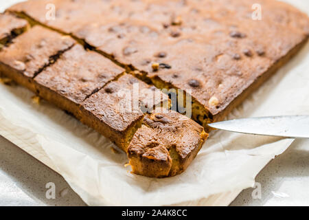 Blondie Brownie mit Erdnussbutter, weiße Schokolade und gerösteten Erdnüssen. Hausgemachte Kuchen Dessert/Blond Brownie Stücke. Hausgemachte Kuchen und Dessert. Stockfoto