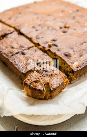 Blondie Brownie mit Erdnussbutter, weiße Schokolade und gerösteten Erdnüssen. Hausgemachte Kuchen Dessert/Blond Brownie Stücke. Hausgemachte Kuchen und Dessert. Stockfoto