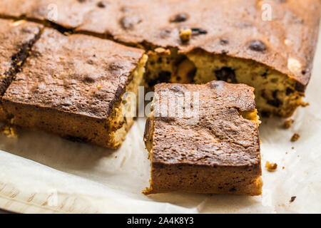 Blondie Brownie mit Erdnussbutter, weiße Schokolade und gerösteten Erdnüssen. Hausgemachte Kuchen Dessert/Blond Brownie Stücke. Hausgemachte Kuchen und Dessert. Stockfoto