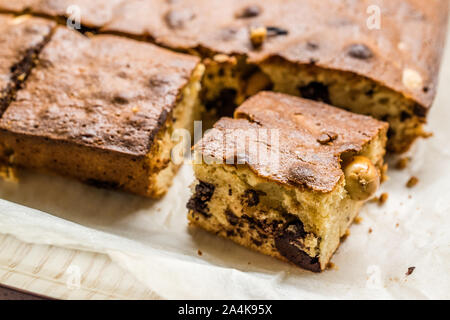 Blondie Brownie mit Erdnussbutter, weiße Schokolade und gerösteten Erdnüssen. Hausgemachte Kuchen Dessert/Blond Brownie Stücke. Hausgemachte Kuchen und Dessert. Stockfoto