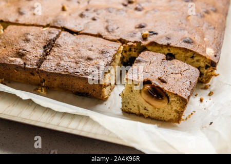 Blondie Brownie mit Erdnussbutter, weiße Schokolade und gerösteten Erdnüssen. Hausgemachte Kuchen Dessert/Blond Brownie Stücke. Hausgemachte Kuchen und Dessert. Stockfoto