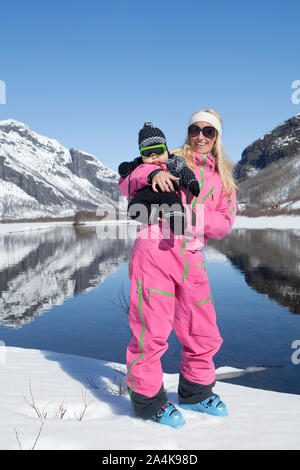 Frau und Baby durch einen See in Hemsedal, Norwegen Stockfoto