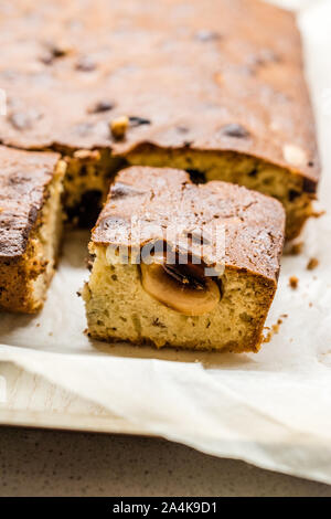 Blondie Brownie mit Erdnussbutter, weiße Schokolade und gerösteten Erdnüssen. Hausgemachte Kuchen Dessert/Blond Brownie Stücke. Hausgemachte Kuchen und Dessert. Stockfoto