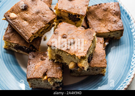 Blondie Brownie mit Erdnussbutter, weiße Schokolade und gerösteten Erdnüssen. Hausgemachte Kuchen Dessert/Blond Brownie Stücke. Hausgemachte Kuchen und Dessert. Stockfoto