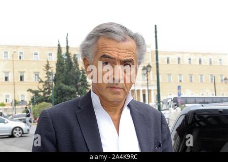 Der französische Philosoph Bernard-Henri Lévy zu Fuß im Zentrum von Athen mit griechischen Parlament im Hintergrund. Abgabe an Athen Demokratie Forum. Stockfoto