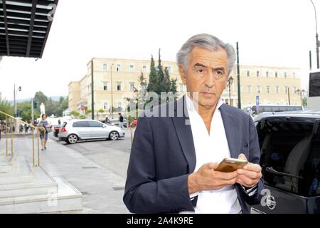 Der französische Philosoph Bernard-Henri Lévy zu Fuß im Zentrum von Athen mit griechischen Parlament im Hintergrund. Abgabe an Athen Demokratie Forum. Stockfoto