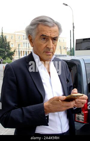 Der französische Philosoph Bernard-Henri Lévy zu Fuß im Zentrum von Athen mit griechischen Parlament im Hintergrund. Abgabe an Athen Demokratie Forum. Stockfoto