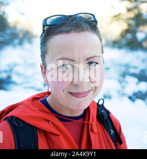 Frau in der verschneiten Umgebung Stockfoto