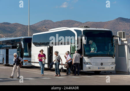 Agios Nikolaus, Kreta, Griechenland. Oktober 2019. Der Hafen von Agios Nikolaos, die tour bus Parkplätze für Busse und Reisebusse dieser beliebten Stadt besuchen Stockfoto